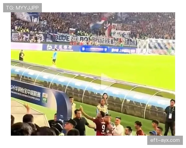 足球球迷热议近期赛事表现与球队走势